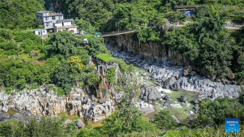 Landwirt betreibt Landgasthof in der Nähe der höchsten Brücke der Welt in der südwestchinesischen Provinz Guizhou
