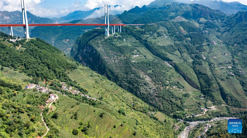 Landwirt betreibt Landgasthof in der Nähe der höchsten Brücke der Welt in der südwestchinesischen Provinz Guizhou