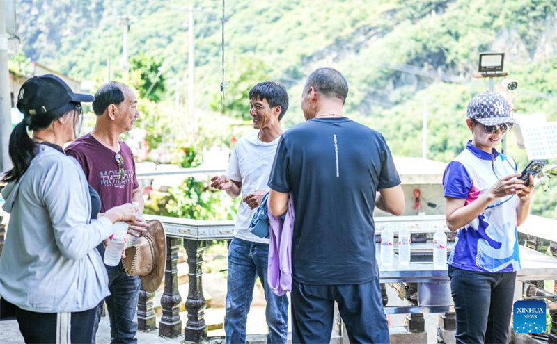 Landwirt betreibt Landgasthof in der Nähe der höchsten Brücke der Welt in der südwestchinesischen Provinz Guizhou