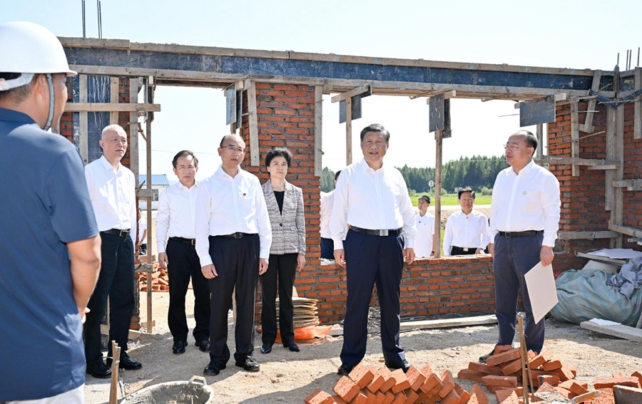 Xi Jinping besucht vom Hochwasser betroffene Dorfbewohner in der nordostchinesischen Provinz Heilongjiang