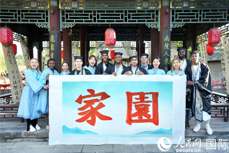 Die Teilnehmer des Wettbewerbs „My Story of Chinese Hanzi 2023“ traten in der Haihui-Akademie in Jincheng in der Provinz Shanxi an