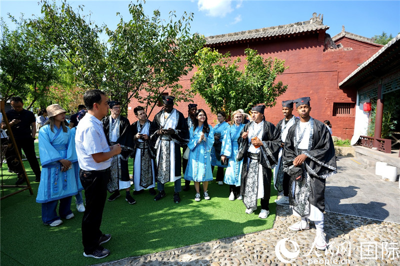 Die Teilnehmer des Wettbewerbs „My Story of Chinese Hanzi 2023“ traten in der Haihui-Akademie in Jincheng in der Provinz Shanxi an