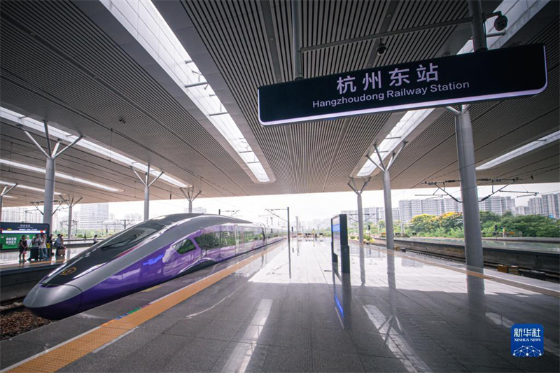 Fuxing-Hochgeschwindigkeitszug speziell für die Asienspiele befördert offiziell Fahrgäste