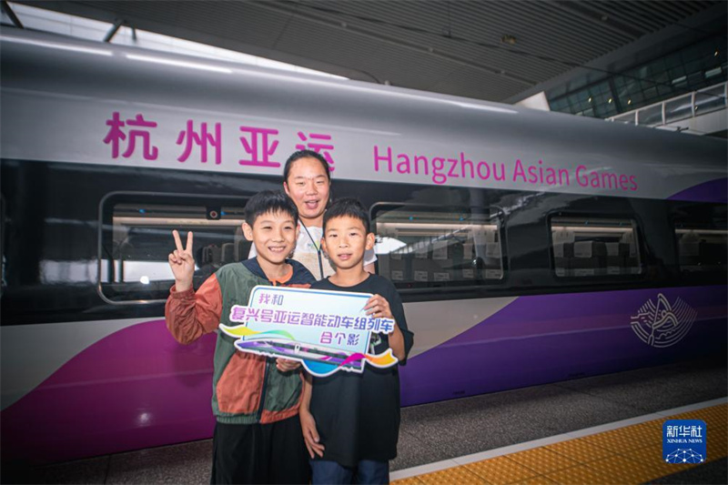 Fuxing-Hochgeschwindigkeitszug speziell für die Asienspiele befördert offiziell Fahrgäste