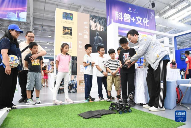 Beijing: Kinder erleben Freude an der Technik
