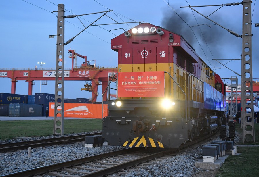 Ein China-Europa-Güterzug  „Chang‘an“ mit rund 260 Elektroautos von BYD fährt am 26. April 2023 von Xi'an in der nordwestchinesischen Provinz Shaanxi ab. (Xinhua/Shao Rui)