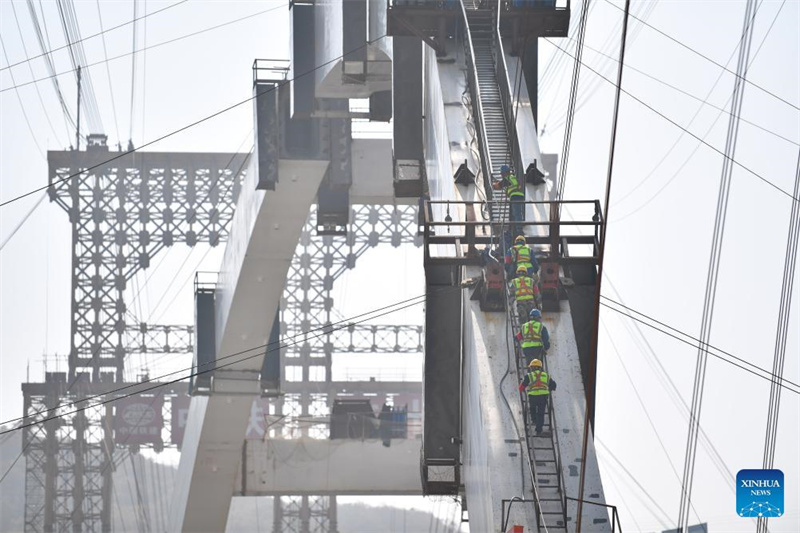 Hauptbogen der Großen Brücke über den Jinghe-Fluss geschlossen