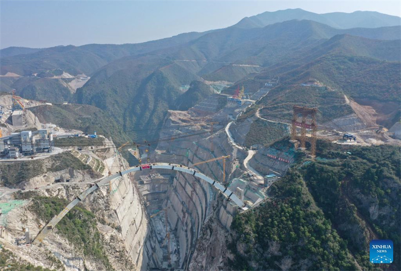 Hauptbogen der Großen Brücke über den Jinghe-Fluss geschlossen