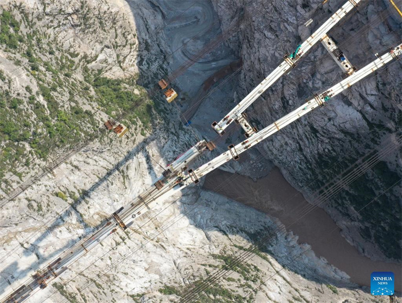 Hauptbogen der Großen Brücke über den Jinghe-Fluss geschlossen