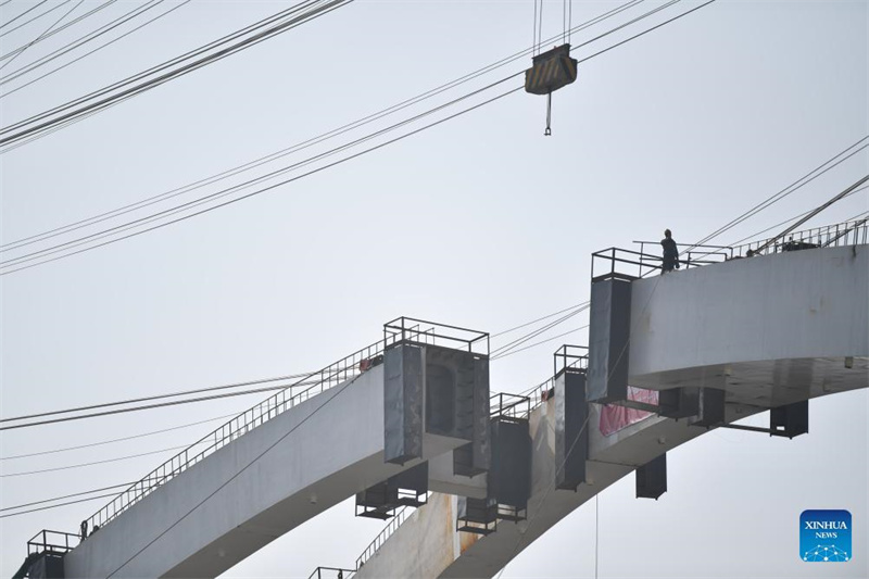 Hauptbogen der Großen Brücke über den Jinghe-Fluss geschlossen