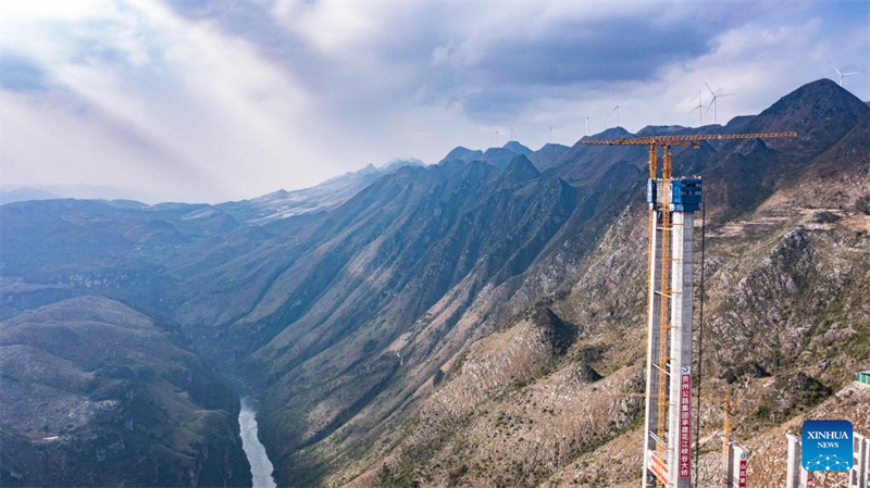 Letzter Hauptturm von höchster Brücke der Welt in Südwestchina fertiggestellt