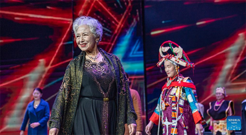 Kunstausstellung anlässlich des Chongyang-Festes in Xizang