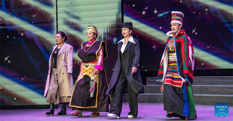 Kunstausstellung anlässlich des Chongyang-Festes in Xizang