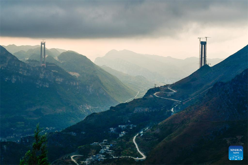 Guizhou baut höchste Brücke der Welt der über die „Risse in der Erde“