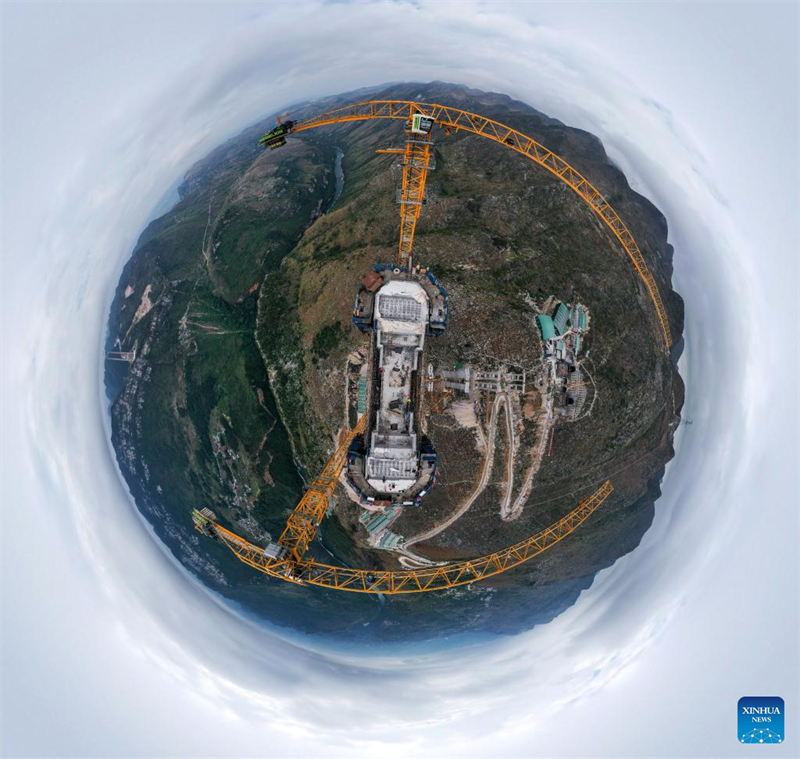 Guizhou baut höchste Brücke der Welt der über die „Risse in der Erde“