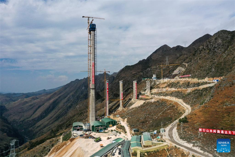 Guizhou baut höchste Brücke der Welt der über die „Risse in der Erde“