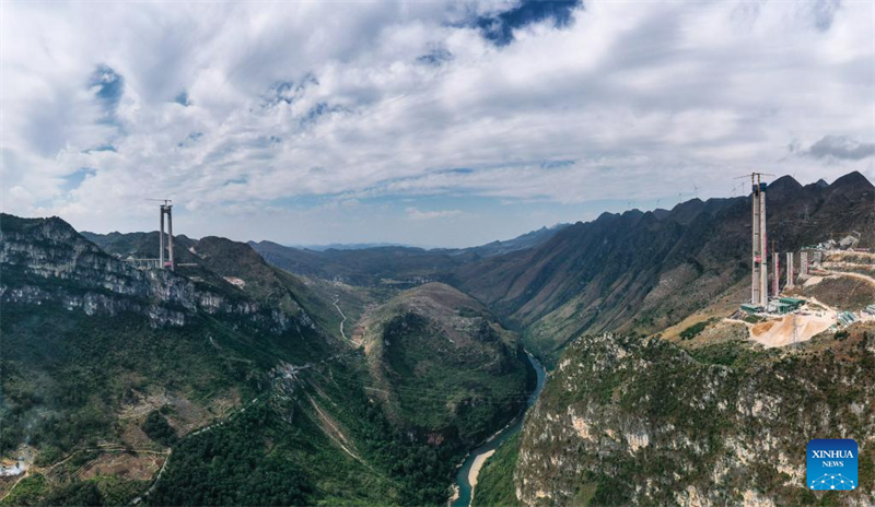 Guizhou baut höchste Brücke der Welt der über die „Risse in der Erde“