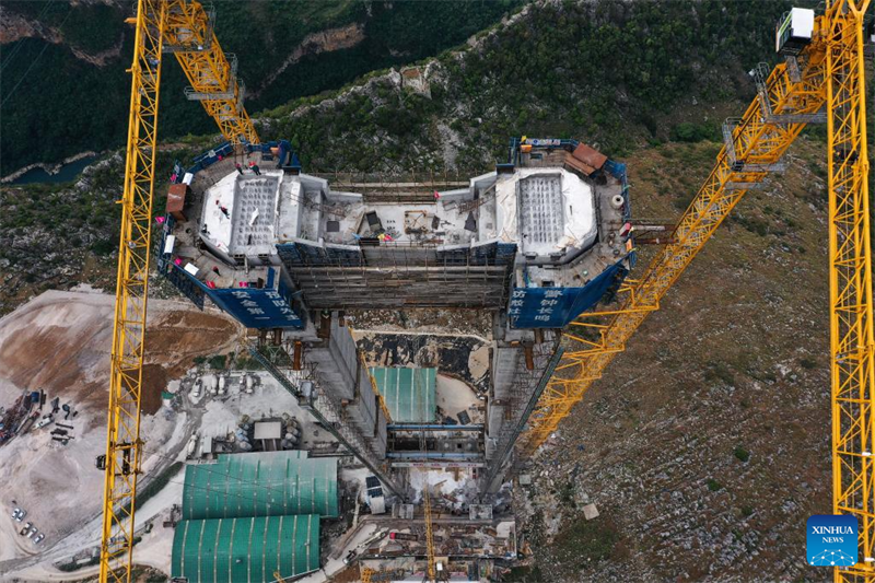 Guizhou baut höchste Brücke der Welt der über die „Risse in der Erde“