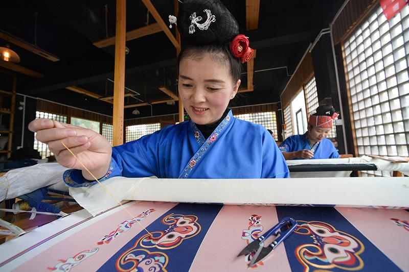 Wiederbelebung von Miao-Stickerei in Guizhou