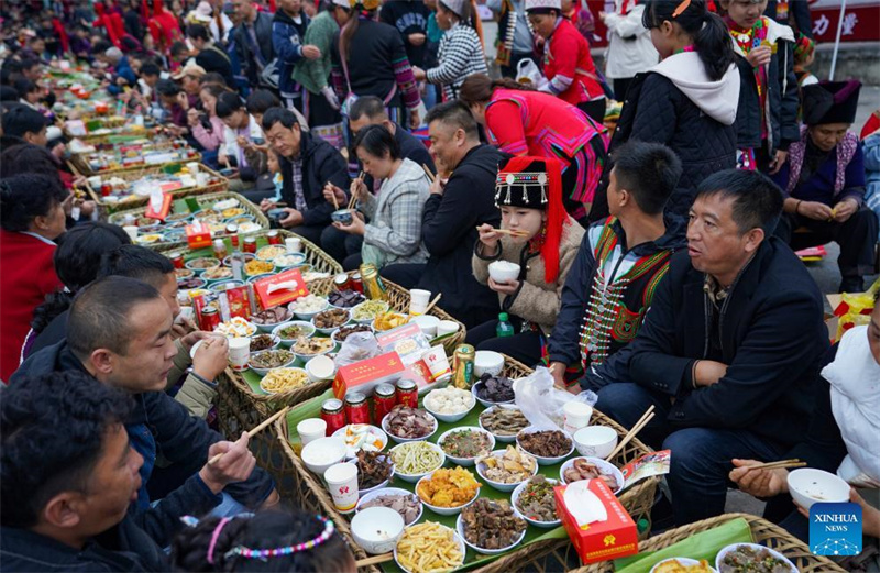 Langes Straßenbankett während des Kulturtourismusfestivals in Südwestchina