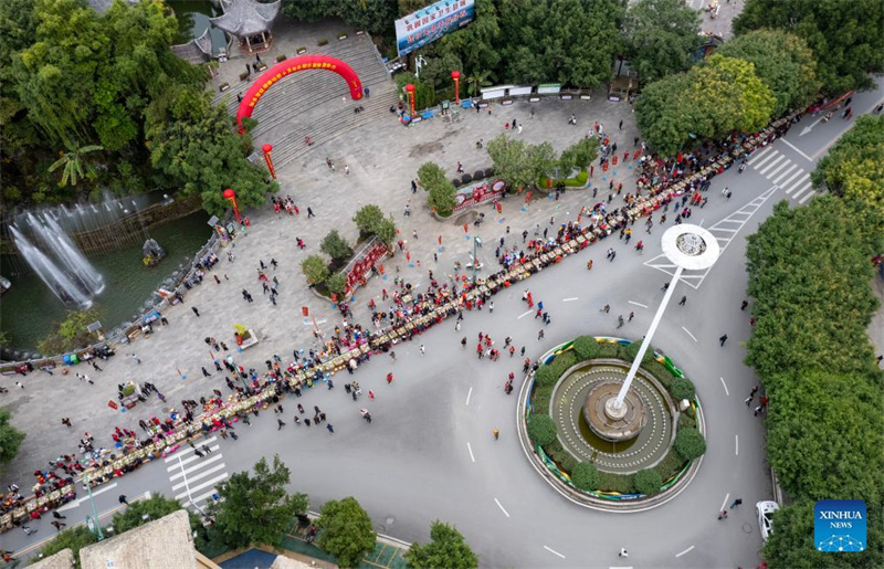 Langes Straßenbankett während des Kulturtourismusfestivals in Südwestchina