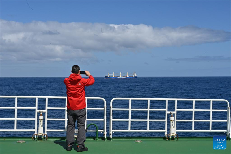 Chinas Eisbrecher Xuelong 2 durchfährt die „Roaring Forties“-Region der Westwindzone