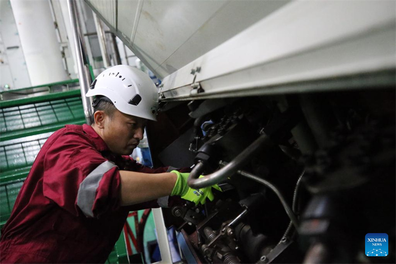 Chinas Eisbrecher Xuelong 2 durchfährt die „Roaring Forties“-Region der Westwindzone