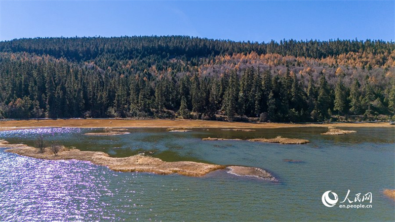 Malerische Landschaft zum Winteranfang im Shangri-La-Nationalpark im südwestchinesischen Yunnan