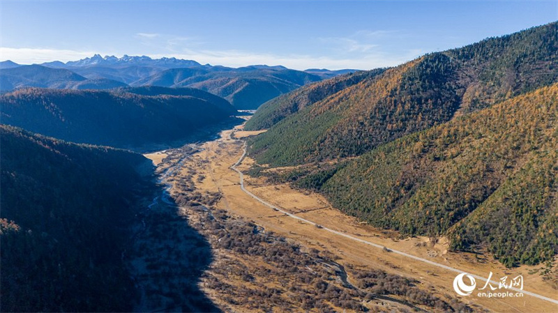 Malerische Landschaft zum Winteranfang im Shangri-La-Nationalpark im südwestchinesischen Yunnan