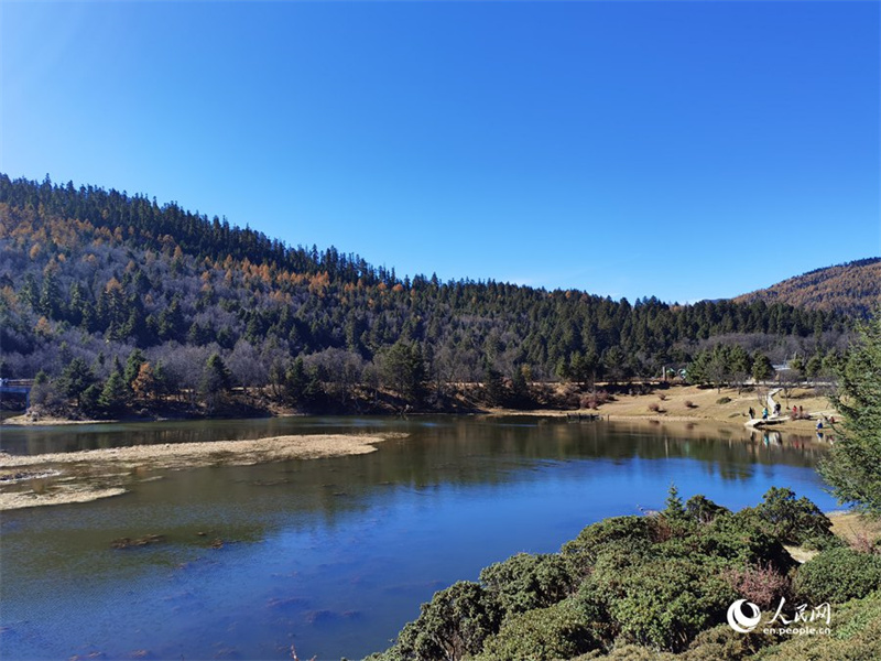 Malerische Landschaft zum Winteranfang im Shangri-La-Nationalpark im südwestchinesischen Yunnan