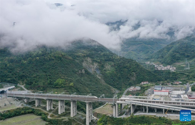 Neue Hochgeschwindigkeitsstrecke in Westchina umfährt Nationalpark
