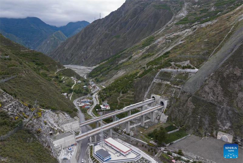 Neue Hochgeschwindigkeitsstrecke in Westchina umfährt Nationalpark