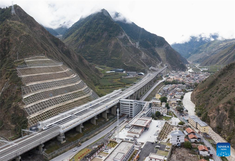 Neue Hochgeschwindigkeitsstrecke in Westchina umfährt Nationalpark
