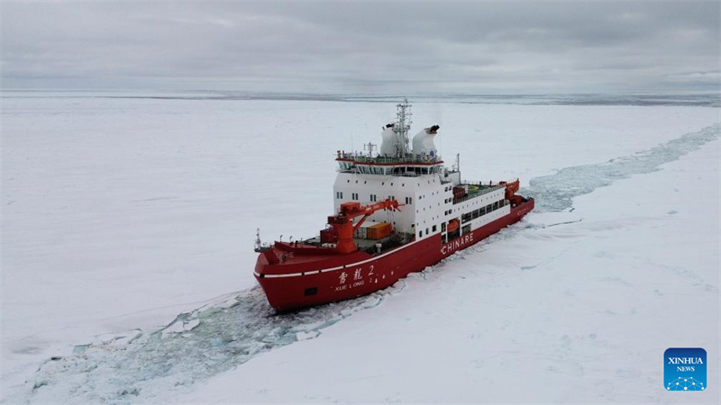 Chinas Forschungs-Eisbrecher Xuelong 2 auf der Fahrt durch Eisfelder