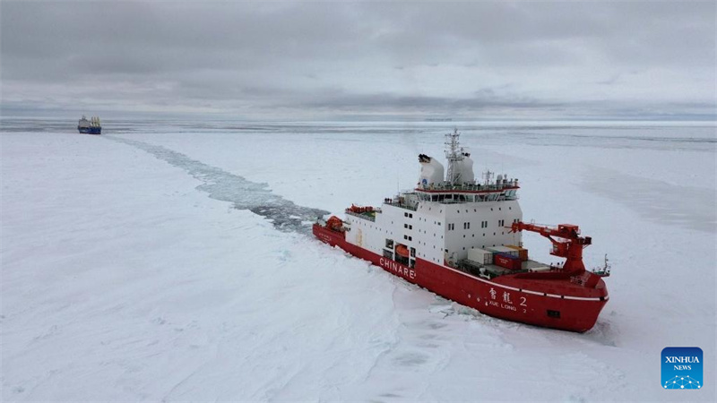 Chinas Forschungs-Eisbrecher Xuelong 2 auf der Fahrt durch Eisfelder