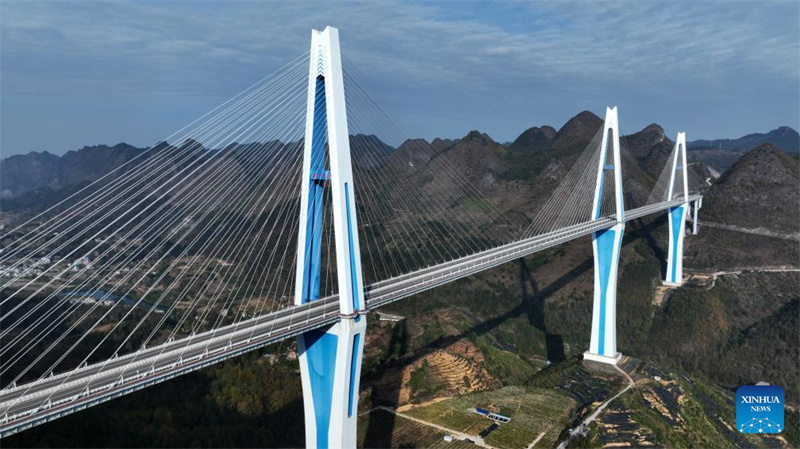 Brücken fördern das Wirtschaftswachstum und den Tourismus im südwestchinesischen Guizhou