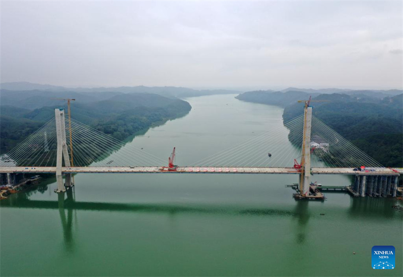 Teile der Xijin-Yujiang-Brücke auf der Schnellstraße Shanglin-Hengzhou in Südchina zusammengefügt