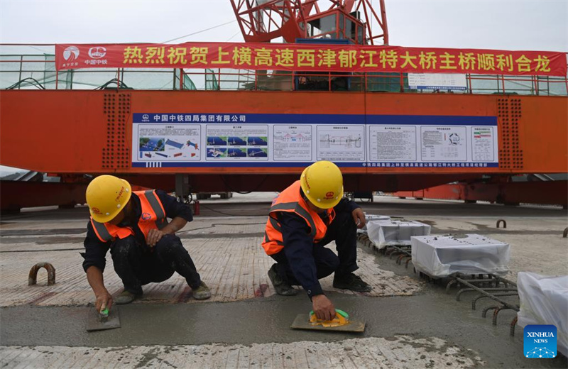 Teile der Xijin-Yujiang-Brücke auf der Schnellstraße Shanglin-Hengzhou in Südchina zusammengefügt