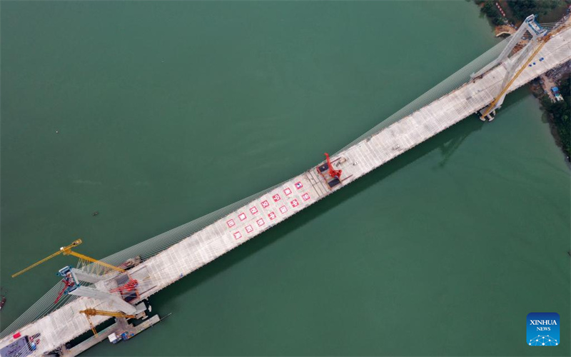 Teile der Xijin-Yujiang-Brücke auf der Schnellstraße Shanglin-Hengzhou in Südchina zusammengefügt