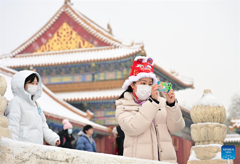 Kaiserpalast im Winterkleid zieht zahlreiche Touristen an