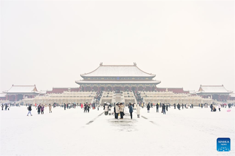 Kaiserpalast im Winterkleid zieht zahlreiche Touristen an
