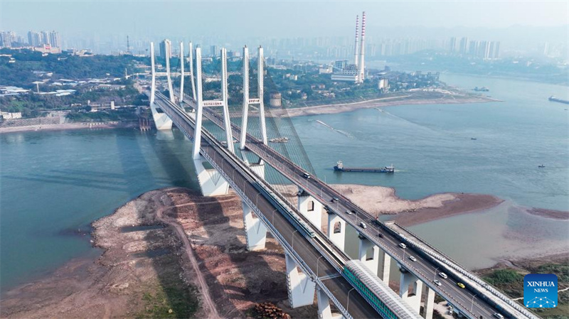 Neue Bahn-Linie 18 geht in Chongqing offiziell in den Betrieb