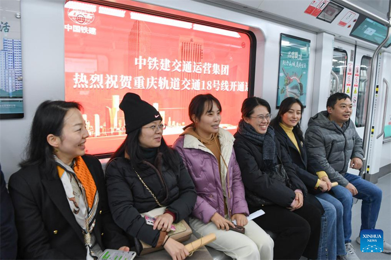 Neue Bahn-Linie 18 geht in Chongqing offiziell in den Betrieb
