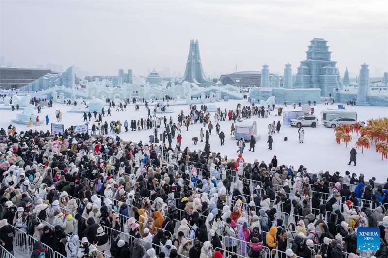 521 Meter lange Eisrutsche der Harbin Ice-Snow World als Touristenattraktion