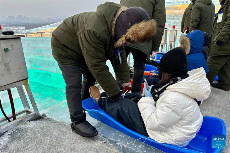 521 Meter lange Eisrutsche der Harbin Ice-Snow World als Touristenattraktion