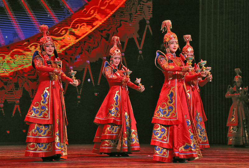 Gesangs- und Tanzaufführung „Lüfte deinen Schleier - Xinjiang ist ein großartiger Ort“