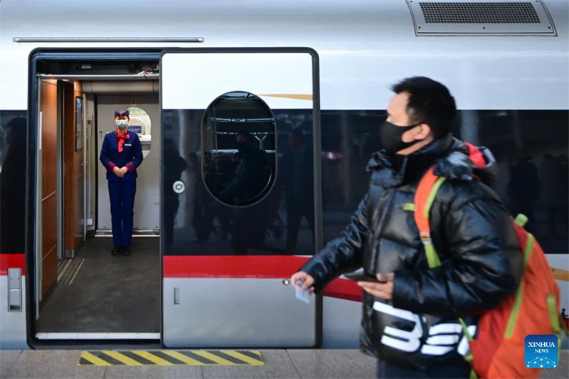 Intelligenter Fuxing-Zug auf dem Qinghai-Xizang-Plateau in Betrieb genommen