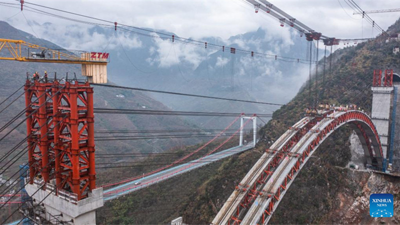 Baufortschritte bei der Wumengshan-Brücke auf dem Nayong-Qinglong Expressway