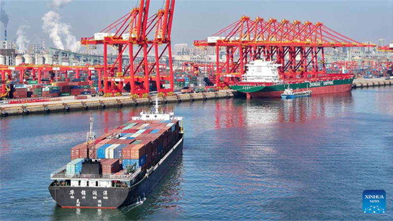 Gestiegener Fracht- und Containerumschlag im chinesischen Hafen Rizhao