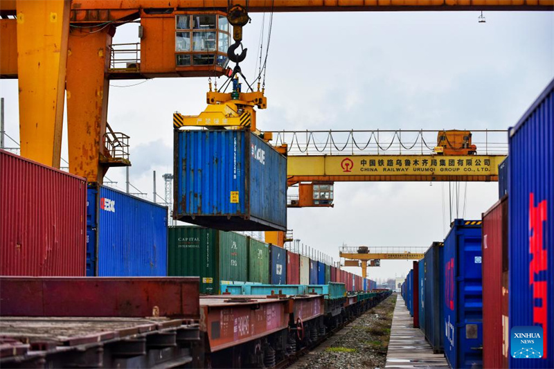 Zwei große Eisenbahn-Drehkreuze in Xinjiang fertigen über 70.000 Züge zwischen China und Europa ab